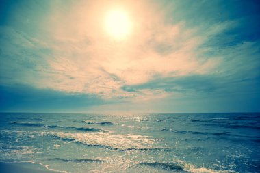 Sabahın erken saatlerinde deniz manzarası. Denizin üzerinde gün doğumu. Doğa manzarası