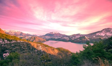 Sonbahar havacılık manzaralı dağ gölü. Serre-Poncon Dağı Gölü Akşamları Hautes Alpes, Fransa, Avrupa 'da