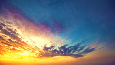 Gün batımında renkli bulutlu bir gökyüzü. Rengi değişmiş. Gökyüzü dokusu. Soyut doğa arkaplanı