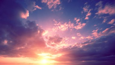 Gün batımında renkli bulutlu bir gökyüzü. Rengi değişmiş. Gökyüzü dokusu. Soyut doğa arkaplanı