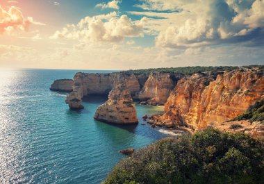 Kıyı kayalık deniz manzarası. Algarve bölgesindeki Praia da Marinha plajı manzarası. Atlantik okyanusu. Portekiz, Avrupa