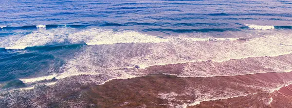 Okyanus sörfü. Dalgalar kıyıya vuruyor. Yukarıdan bak. Yatay Pankart