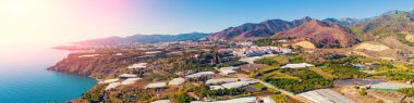 Sera denizinin panoramik manzarası. İspanya 'nın güneyinde, Maro şehri, Nerja, Malaga, İspanya yakınlarındaki seralar. İnsansız hava aracı görüntüsü. Yatay Pankart