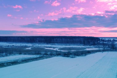 Kışın kırsal alan. Kırsalda gün batımı. Drone görünümü