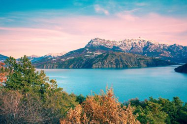 Sonbahar havacılık manzaralı dağ gölü. Serre-Poncon dağ gölü Hautes Alpes, Fransa