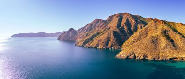 Uçurumun manzarası deniz manzarası yukarıdan görünüyor. Cabo de Gata-Nijar Doğa Koruma Alanı. El Portus, Almeria, Endülüs, İspanya. Yatay Pankart