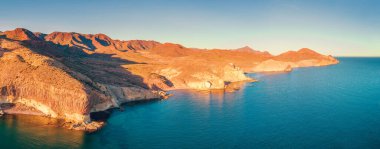 Deniz manzaralı bir kaya. Cabo de Gata Nijar 'ın Doğal Parkı. Almerya, Endülüs, İspanya