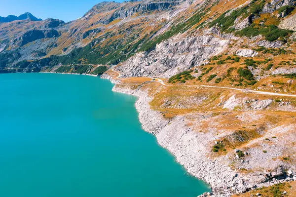 Sonbaharda yukarıdan bir dağ gölünün kıyısına bak. KInbreinspeicher, Gamskarnock, Avusturya Avrupa