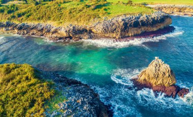 Okyanus ve kayalık kıyı manzarası. Galiçya, İspanya.