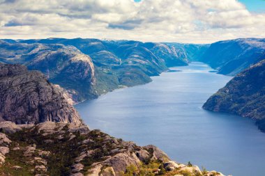 Bulutlu bir günde güzel Lysefjord manzarası. Muhteşem Lysefjord 'un kayalık kıyısı. Norveç 'in güzel vahşi yaşamı. Önizlemeden Görünüm