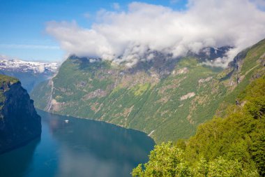 Bulutlu bir günde Geirangerfjord manzarası. Norveç 'in güzel doğası