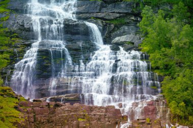 Güzel şelale şelalesi. Tvindefossen. Tvinnevegen, Skulestadmo, Norveç