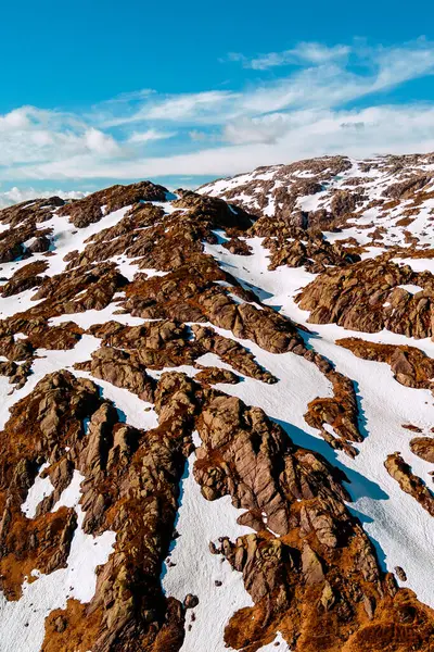 Dağların zirveleri, eriyen karlarla kaplı. Sauda belediyesindeki doğa parkı. Norveç 'in güzel doğası. Dikey pankart