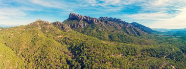 Sabahları dağ manzarası. Barselona yakınlarındaki Montserrat Dağı manzarası. İspanya. Yatay Pankart