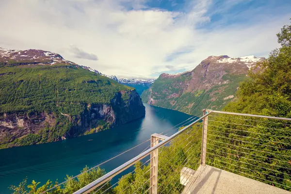 Ornesvingen Bakış Alanı 'ndan Geiranger fiyordunun görüntüsü. Norveç 'in güzel doğası