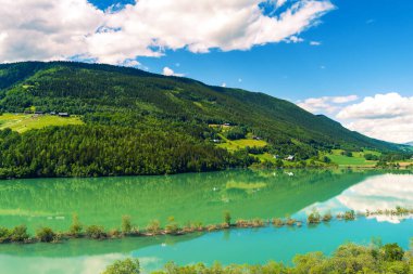 Güneşli bir yaz gününde yukarıdan Lalmsvatnet Gölü 'nün manzarasına bakın. Lalm, Norveç, Avrupa