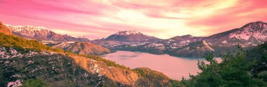 Sonbahar havacılık manzaralı dağ gölü. Serre-Poncon dağ gölü kışın Hautes Alpes, Fransa 'da. Yatay Pankart