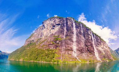 Geirangerfjord 'un panoramik görüntüsü. Yedi Kız Kardeş Şelalesi. Norveç 'in güzel doğası