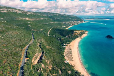 Arrabida plajının panoramik manzarası. Kayalık deniz manzarası. Creiro plajı. Setubal bölgesi, Atlantik Okyanusu, Portekiz