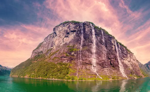 Yedi Kız Kardeş Şelalesi 'nin panoramik manzarası. Geirangerfjord, Norveç