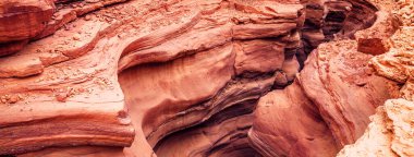 Çöl doğa manzarası. Taş dokusu. Çöldeki kırmızı kanyon. Soyut taş doğa arka planı. İsrail. Çöl doğa manzarası. Taş dokusu. Yatay Pankart
