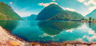 Hellesylt setinden Geiranger Fiyordunun panoramik görüntüsü. Norveç, Avrupa