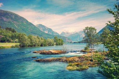 Güzel Stryn Nehri. Lunde Köprüsü 'nden görüntü. Akıntılı çağlayan dağ deresi. Stryn, Norveç