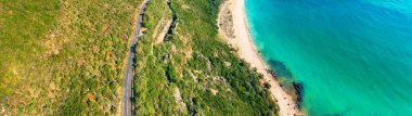 Creiro sahilinin ve dağ yolunun havadan görünüşü. Kayalık deniz manzarası. Setubal bölgesi, Atlantik Okyanusu, Portekiz. Yatay Pankart