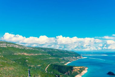 Arrabida plajının panoramik hava manzarası. Kayalık deniz manzarası. Creiro plajı ve Galapinhos plajı. Setubal bölgesi, Atlantik Okyanusu, Portekiz