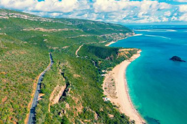 Arrabida plajının panoramik hava manzarası. Kayalık deniz manzarası. Creiro plajı. Setubal bölgesi, Atlantik Okyanusu, Portekiz