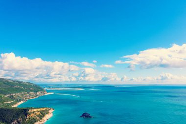 Arrabida plajının panoramik hava manzarası. Kayalık deniz manzarası. Creiro plajı ve Galapinhos plajı. Setubal bölgesi, Atlantik Okyanusu, Portekiz