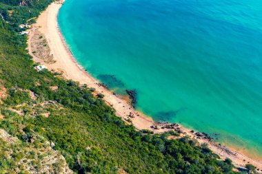 Arrabida plajının panoramik hava manzarası. Kayalık deniz manzarası. Creiro plajı. Setubal bölgesi, Atlantik Okyanusu, Portekiz