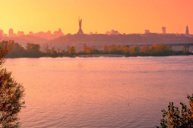 Akşamları Kyiv. Kyiv 'deki Dinyeper' in sağ yakasının manzarası. Ukrayna