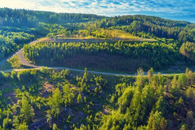 Mjosa Gölü yakınlarındaki dağ yamacından görüntüyü al