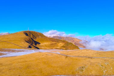 Sonbaharda güneşli bir günde dağ manzarası. Dağların tepesinden Pireneler, Andorra, Avrupa