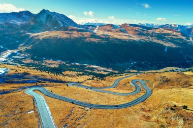 Güneşli bir sonbahar gününde dağ manzarası. Pirenes dağlarındaki otoyol manzarası, Andorra, Avrupa