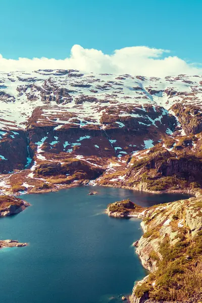 Rocky manzarası. Yaz başında Svartavatnet Dağı manzarası. Sauda Belediyesi, Norveç
