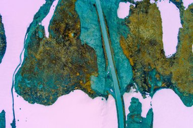 Baharda bir dağ yolunun en üst manzarası. Yüksek dağ yolu Bjorgavegen. Aurlandsvegen, Aurland, Norveç