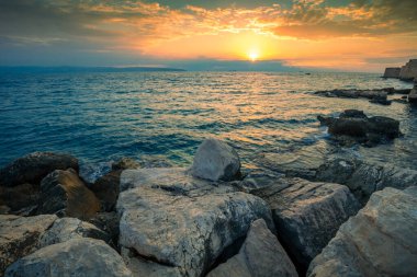 Gün batımında deniz manzarası. Akko kenti yakınlarındaki Rocky sahili, İsrail. Denizin üzerinde gün batımı