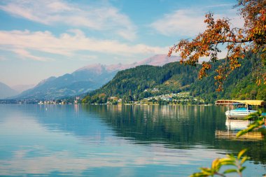 Sonbaharda dağ gölü manzarası. Millstatt am Bak, Millstatt Gölü Carinthia Avusturya Avrupa