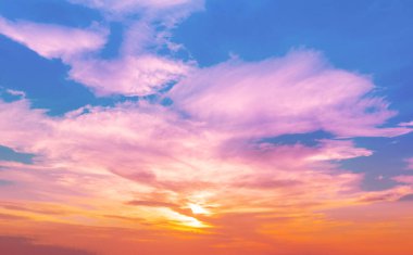 Gün batımında renkli bulutlu bir gökyüzü. Rengi değişmiş. Gökyüzü dokusu, soyut doğa arkaplanı