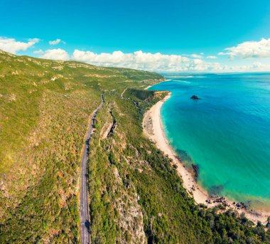 Arrabida plajının panoramik hava manzarası. Kayalık deniz manzarası. Creiro plajı. Setubal bölgesi, Atlantik Okyanusu, Portekiz