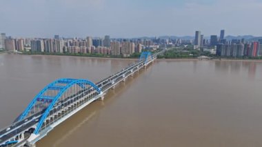 Hangzhou, Zhejiang 'daki Qiantang Nehri Fuxing Köprüsü' nün hava fotoğrafları.