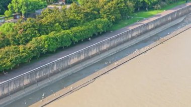 Hangzhou, Zhejiang 'daki Qiantang Nehri Fuxing Köprüsü' nün hava fotoğrafları.