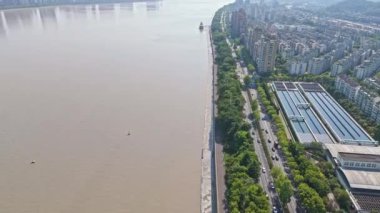 Hangzhou, Zhejiang 'daki Qiantang Nehri Fuxing Köprüsü' nün hava fotoğrafları.