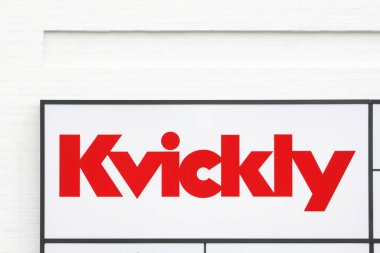 Hjorring, Danimarka - 28 Haziran 2015: Duvardaki Kvickly logosu. Kvickly, Danimarka 'da Coop Danmark' a ait bir süpermarket zinciri.