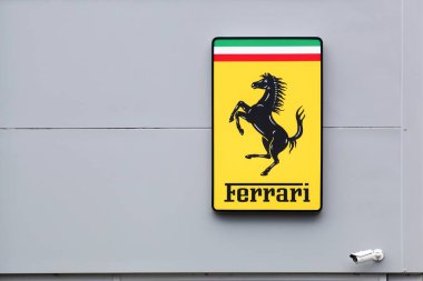 Limonest, Fransa - 6 Eylül 2020 Ferrari logosu bir satıcının cephesinde. Ferrari, İtalya 'nın Maranello şehrinde bulunan lüks bir spor otomobil üreticisi.