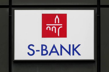 Lüksemburg şehri, Lüksemburg - 2 Eylül 2018: S-Bank logosu duvarda. Devlet Bankası ve Tasarruf Bankası aynı zamanda Lüksemburg 'un önde gelen ulusal finans kuruluşlarından Spuerkeess adıyla da bilinir.