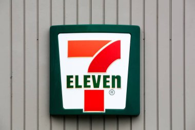 Odense, Danimarka - 8 Kasım 2021: 7-Eleven logosu duvarda. 7-Eleven, uluslararası bir market zinciri olup öncelikli olarak bayilik olarak işletilmektedir.
