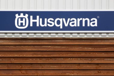 Hornslet, Danimarka - 25 Temmuz 2020 Husqvarna logosu. Husqvarna robotik çim biçme makinesi, bahçe traktörü, testere, budayıcı, bisiklet ve motosiklet üreticisi.